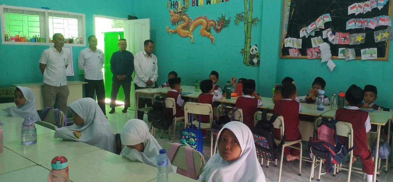 Dekan dan WD III FTIK Pantau Program Asistensi Mengajar PGMI dengan Monitoring Langsung ke Sekolah